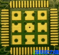 這個通孔的設計勉強可以接受，只剩下正中間一個通孔沒有塞孔，而且孔徑也變小了。