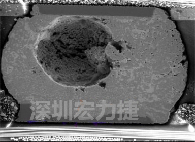 錫球氣泡大到足以影響到焊接的品質(zhì)，下圖是錫球切片后的剖面，可以很明顯看到氣泡已經(jīng)有錫球的 1/3 大了