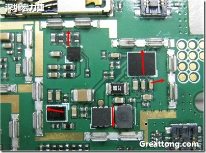 圖中顯示一塊電路板使用這種屏蔽夾(shielding clip)的實例。基本上我們在彎角的地方都設(shè)計擺放了一個屏蔽夾，這樣可以讓作業(yè)員比較方便安裝屏蔽罩(shielding can)時的對位準確。然后在其他沒有屏蔽夾的地方也設(shè)計了一些接地的布線，一來可以稍微提升屏蔽罩的電磁隔絕能力，另一方面也可以為屏蔽夾無效時，馬上可以更改為屏蔽框，而無需要重新設(shè)計電路板。