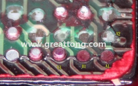 下圖是紅墨水測(cè)試后將PCB板子拿回來側(cè)一個(gè)角度拍攝的照片，就可以很清楚的看到錫球黏在PCB端，或不在PCB端。