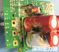 元件選擇不當(dāng)導(dǎo)致大量電流或電壓流經(jīng)電路，將會發(fā)生像這個燒融電容器的損壞情形。