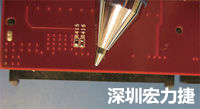 連接器邊緣稍突出于電路板的邊緣。