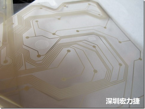 下面第二個(gè)圖則是另一片也有著按鍵線路的PTF，當(dāng)上、下兩面PTF的按鍵結(jié)點(diǎn)互相接觸后就可以計(jì)算出是哪個(gè)按鍵被按下了?？墒钱?dāng)按鍵沒(méi)有按下時(shí)，上下兩片PTF的線路則是分開(kāi)的，所以上圖那片PTF的線路上面其實(shí)還另外覆蓋了另一層透明的PET作為絕緣層，只露出了需要在鍵盤按下時(shí)才會(huì)碰觸的接觸點(diǎn)，因?yàn)檫@些材質(zhì)使用的都是Polymer，所以才撐這樣的技術(shù)為Polydome(聚合簧片)。