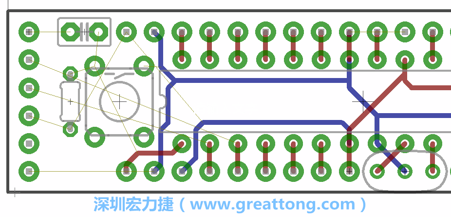 到目前為止，你應(yīng)該只剩下四個部分還未進(jìn)行布線，10K重置上拉電阻器、重置電容和1×6的序列排針。