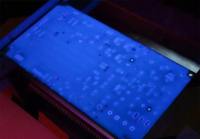 經(jīng)過涂覆工藝后的PCB，在紫光燈下的拍攝效果，原來coating也可以這么美！