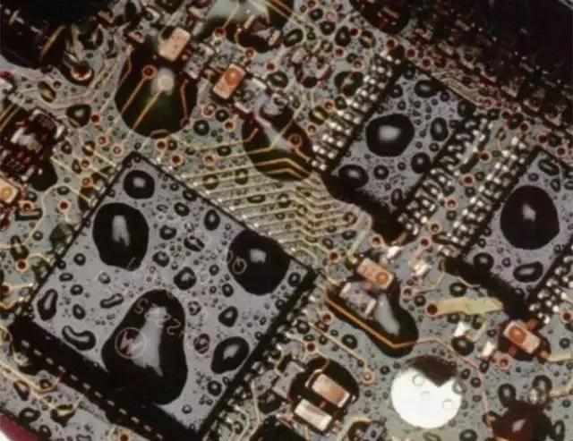 經(jīng)過涂覆工藝后的PCB，在表面形成透明的保護(hù)膜，能有效防止水珠和潮氣侵入，避免漏電和短路。